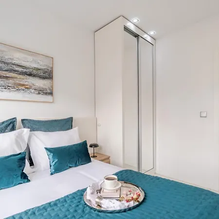 דירה Sleek With Balcony By Hostwise