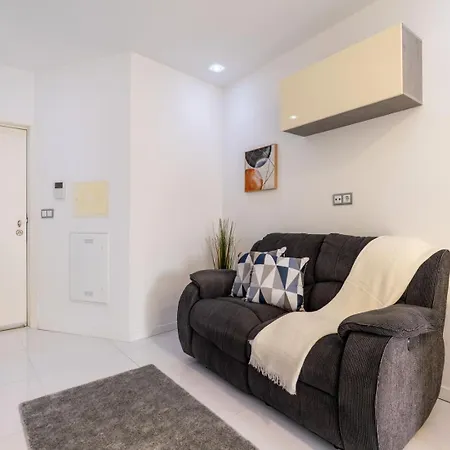 Sleek With Balcony By Hostwise * פורטו