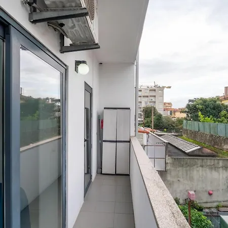 Sleek With Balcony By Hostwise דירה