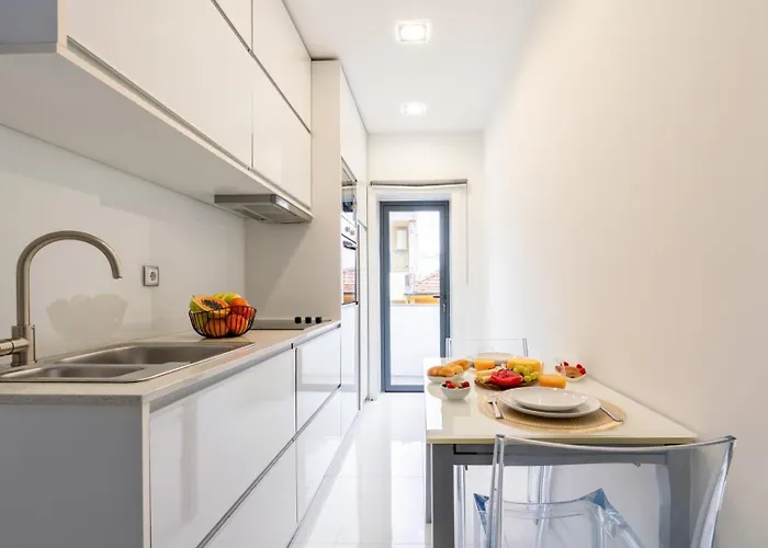 Sleek With Balcony By Hostwise * פורטו