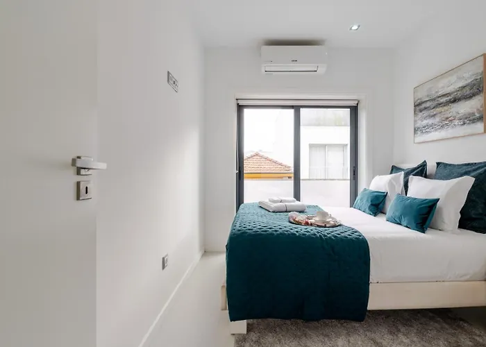 דירה Sleek With Balcony By Hostwise *