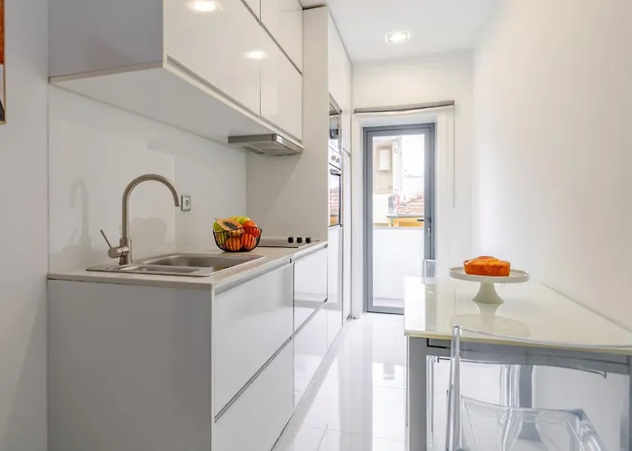 Sleek With Balcony By Hostwise פורטו