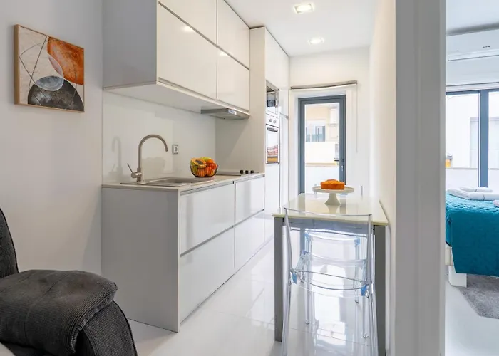 Sleek With Balcony By Hostwise * פורטו