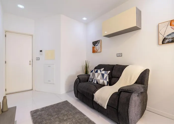 Sleek With Balcony By Hostwise * פורטו