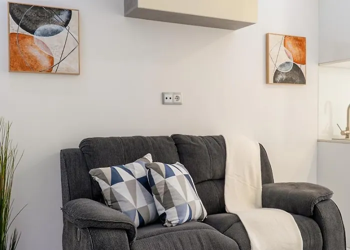 דירה Sleek With Balcony By Hostwise *