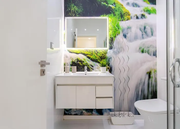 Sleek With Balcony By Hostwise דירה *