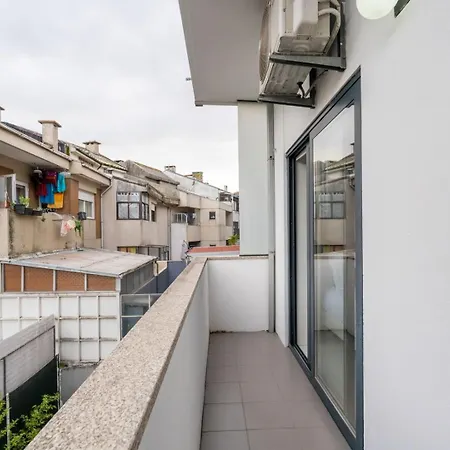 公寓 Sleek With Balcony By Hostwise