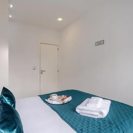 Sleek With Balcony By Hostwise *