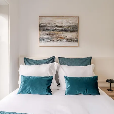 Sleek With Balcony By Hostwise Apartman