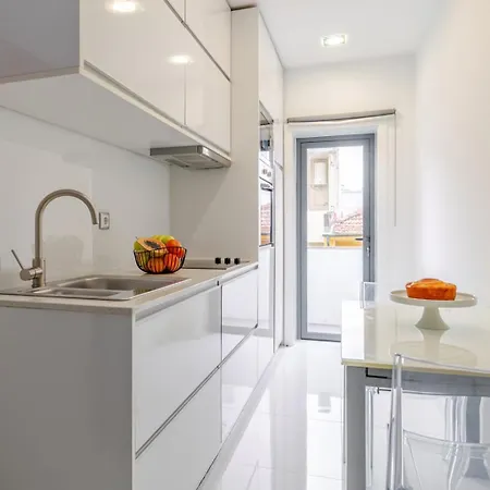 Sleek With Balcony By Hostwise Порту