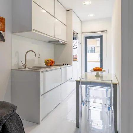 Sleek With Balcony By Hostwise * 波尔图