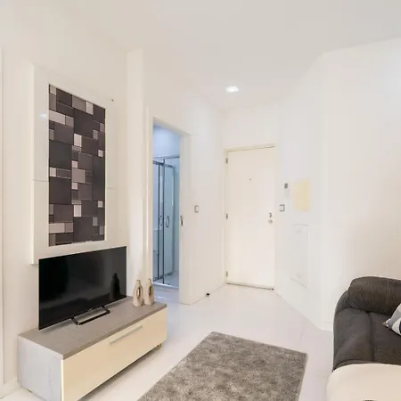 Sleek With Balcony By Hostwise * Порту