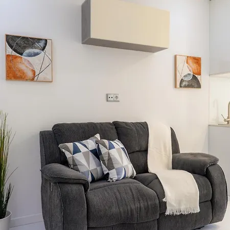 Apartman Sleek With Balcony By Hostwise *