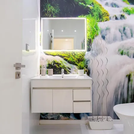 Sleek With Balcony By Hostwise Apartman *