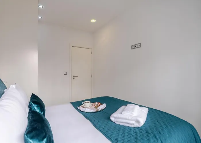 Sleek With Balcony By Hostwise *