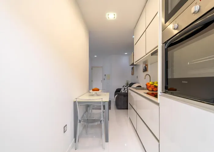 Sleek With Balcony By Hostwise Appartement Oporto