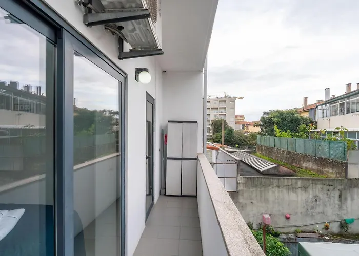 Sleek With Balcony By Hostwise Daire