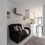 Sleek With Balcony By Hostwise Appartement