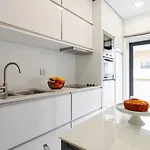 Sleek With Balcony By Hostwise Appartement *