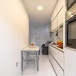 Sleek With Balcony By Hostwise Appartement Oporto