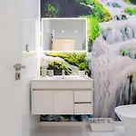 Sleek With Balcony By Hostwise Appartement *