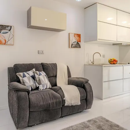 Sleek With Balcony By Hostwise Apartmán Porto