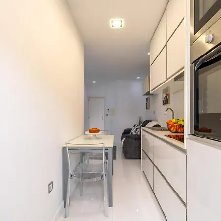 Sleek With Balcony By Hostwise Apartament Porto